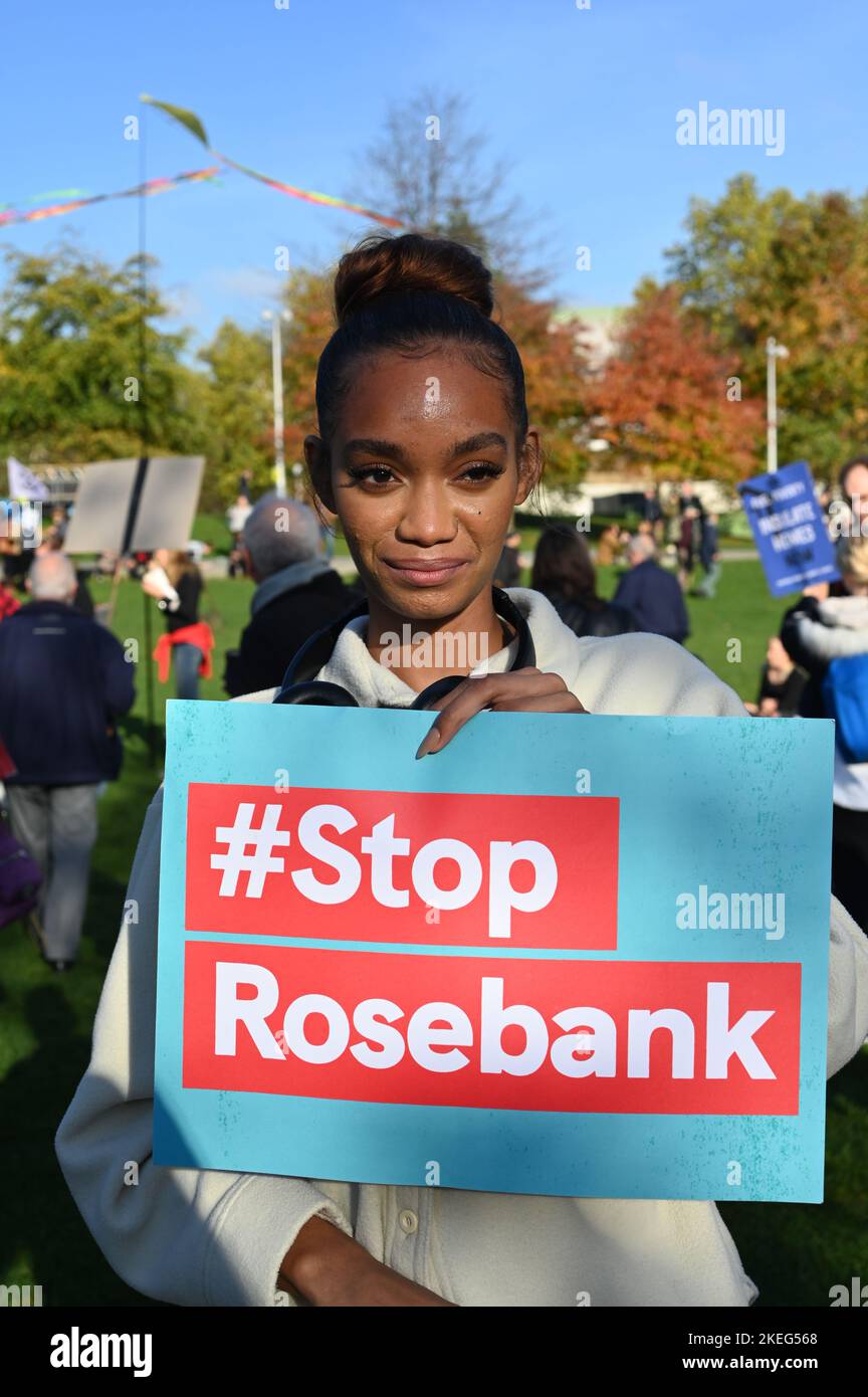 Londres, Royaume-Uni. 12th novembre 2022. Des milliers de manifestants ont organisé un rassemblement contre les compagnies d'énergie et leurs financiers réalisent des profits records grâce à l'exploitation et à l'extraction pour exiger la justice et les réparations climatiques mondiales et la justice climatique pour Chris Kaba à Jubilee Park & Garden, Londres, Royaume-Uni. - 12 novembre 2022. Crédit : voir Li/Picture Capital/Alamy Live News Banque D'Images