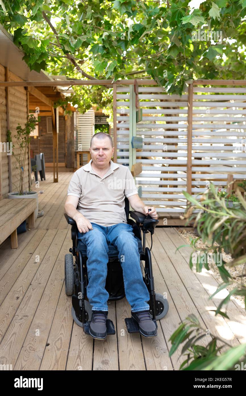 Un style de vie d'un vrai homme handicapé en fauteuil roulant. Banque D'Images