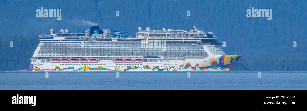 États-Unis, Alaska. Navire Norwegian Cruise Lines, Norwegian Excore, naviguant dans le passage intérieur. Banque D'Images