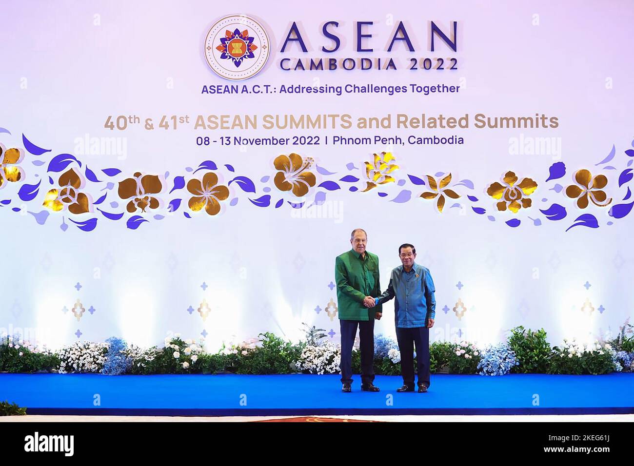 Le ministre russe des Affaires étrangères, Sergei Lavrov (L), tremble la main avec le Premier ministre cambodgien, Hun Sen, qui se réunit en marge du Sommet de l'Association des nations de l'Asie du Sud-est (ANASE) à Phnom Penh, au Cambodge, à Sutrday, sur 12 novembre 2022. Photo par le bureau de presse FM russe / UPI Banque D'Images