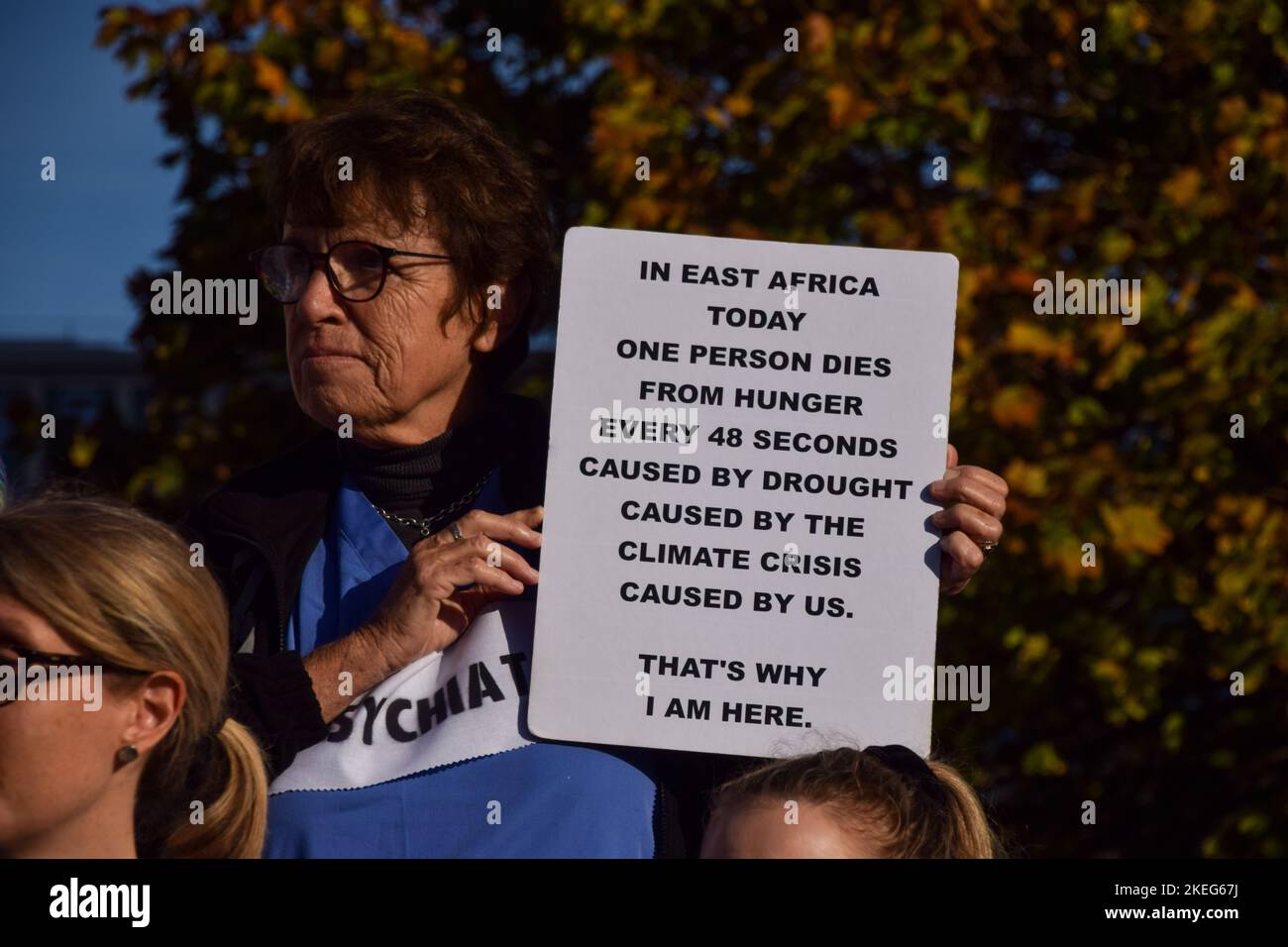Londres, Royaume-Uni. 12th novembre 2022. Un manifestant tient un écriteau soulignant les effets des sécheresses en Afrique de l'est causées par la crise climatique, lors de la manifestation en dehors du siège social de Shell. Des milliers de personnes se sont rassemblées à l'extérieur du siège social de Shell à Londres et ont défilé jusqu'à Trafalgar Square dans le cadre de la Journée mondiale d'action pour la justice climatique alors que les dirigeants mondiaux se réunissent en Égypte en COP27. Crédit : SOPA Images Limited/Alamy Live News Banque D'Images
