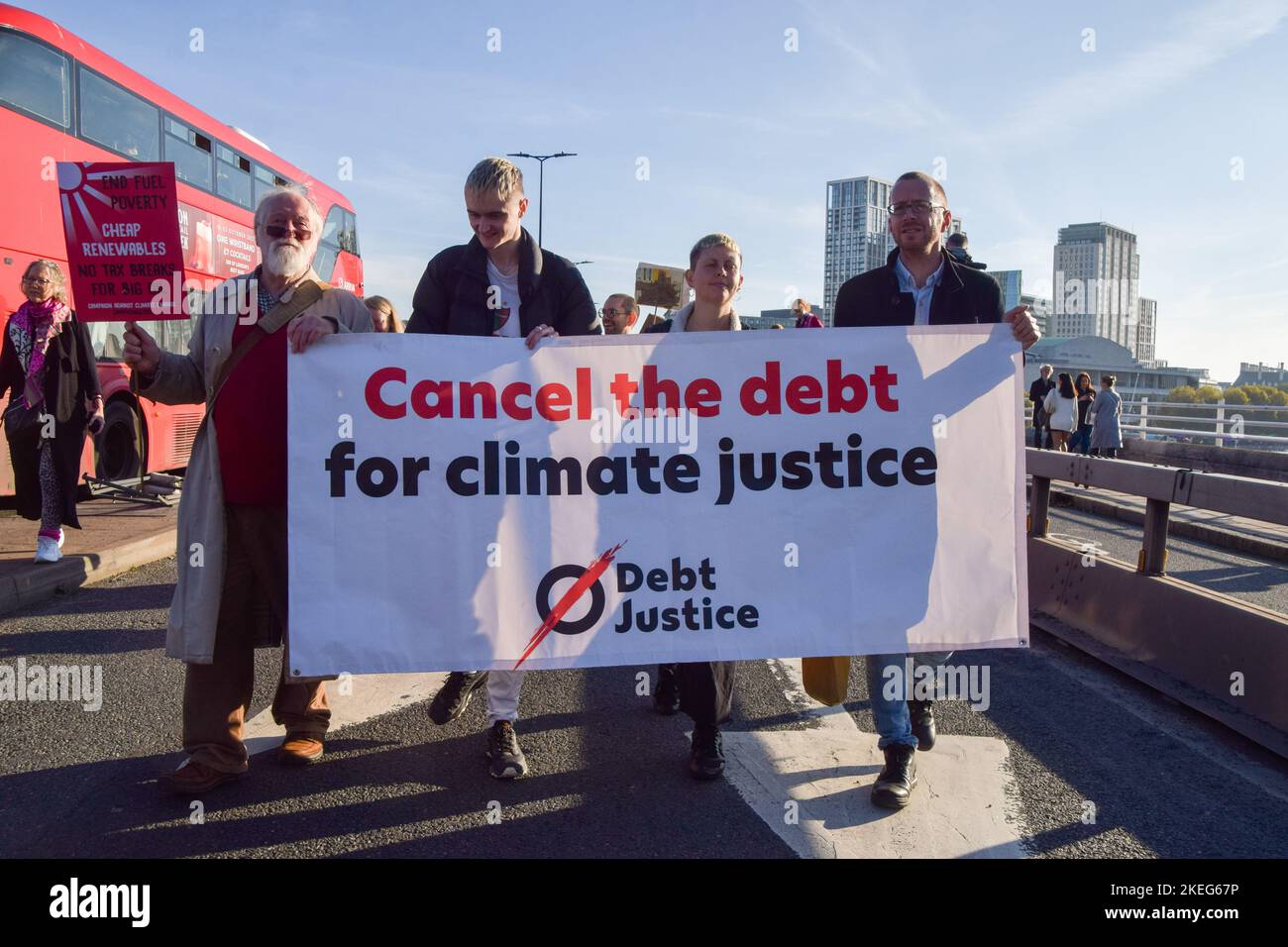Londres, Royaume-Uni. 12th novembre 2022. Les manifestants tiennent une bannière qui indique « Annuler la dette pour la justice climatique » pendant la manifestation sur le pont de Waterloo. Des milliers de personnes se sont rassemblées à l'extérieur du siège social de Shell à Londres et ont défilé jusqu'à Trafalgar Square dans le cadre de la Journée mondiale d'action pour la justice climatique alors que les dirigeants mondiaux se réunissent en Égypte en COP27. Crédit : SOPA Images Limited/Alamy Live News Banque D'Images