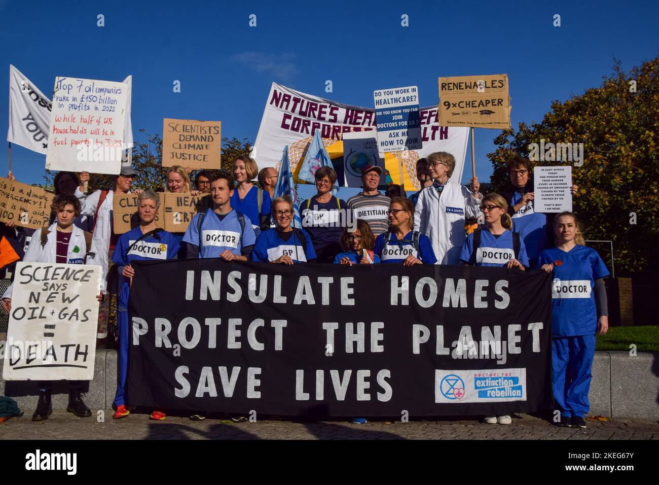 Londres, Royaume-Uni. 12th novembre 2022. Extinction les médecins et les scientifiques de la rébellion détiennent une bannière exigeant que le gouvernement isole les maisons, pendant la manifestation à l'extérieur du QG de Shell. Des milliers de personnes se sont rassemblées à l'extérieur du siège social de Shell à Londres et ont défilé jusqu'à Trafalgar Square dans le cadre de la Journée mondiale d'action pour la justice climatique alors que les dirigeants mondiaux se réunissent en Égypte en COP27. Crédit : SOPA Images Limited/Alamy Live News Banque D'Images