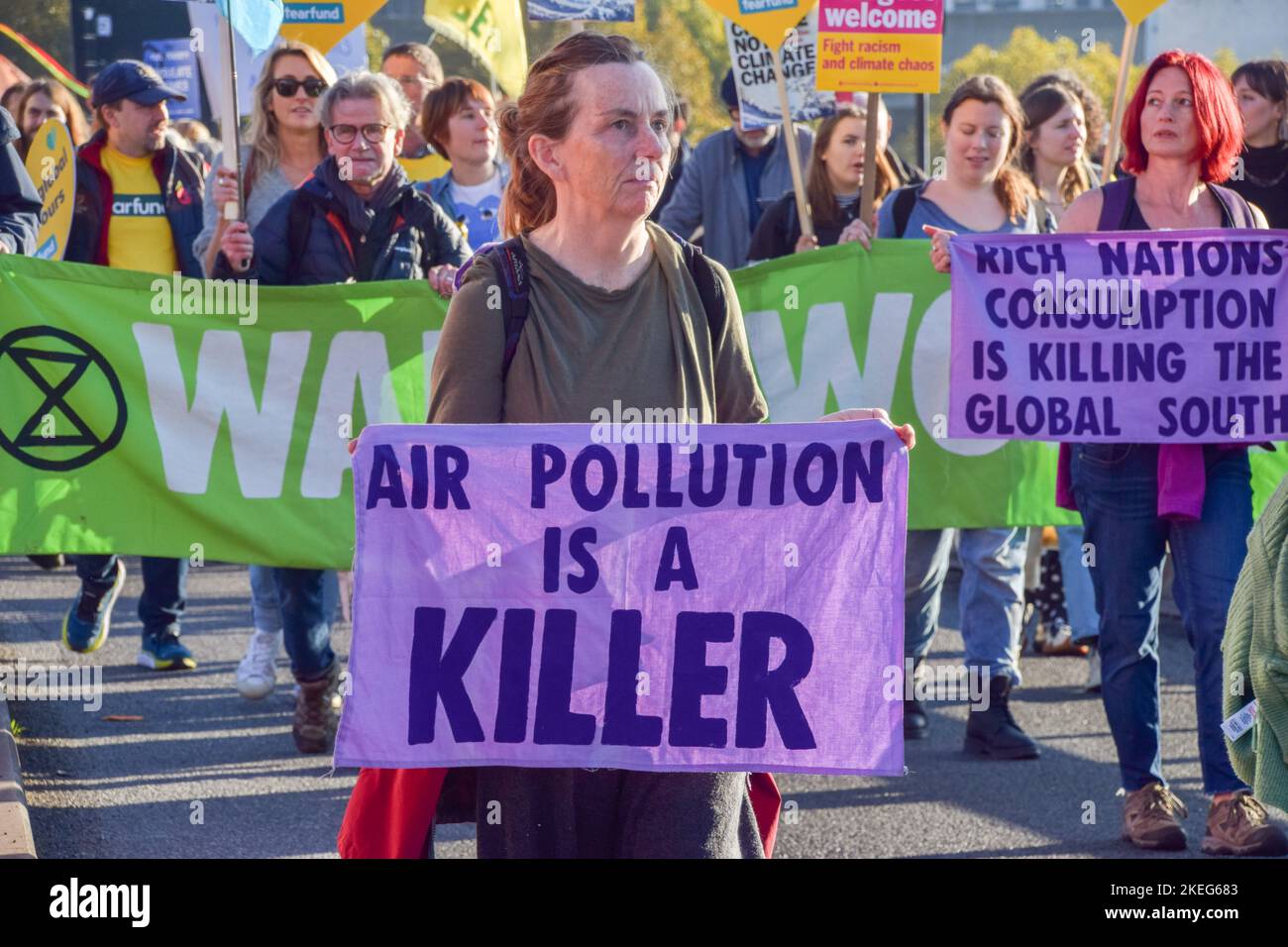 Londres, Royaume-Uni. 12th novembre 2022. Un manifestant tient une bannière qui indique « la pollution de l'air est un tueur » lors de la manifestation sur le pont Waterloo. Des milliers de personnes se sont rassemblées à l'extérieur du siège social de Shell à Londres et ont défilé jusqu'à Trafalgar Square dans le cadre de la Journée mondiale d'action pour la justice climatique alors que les dirigeants mondiaux se réunissent en Égypte en COP27. Crédit : SOPA Images Limited/Alamy Live News Banque D'Images