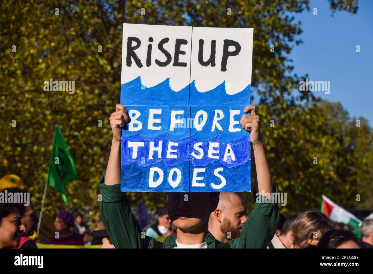 Londres, Royaume-Uni. 12th novembre 2022. Un manifestant tient un écriteau qui indique « se lever avant la mer » pendant la démonstration à l'extérieur du siège social de Shell. Des milliers de personnes se sont rassemblées à l'extérieur du siège social de Shell à Londres et ont défilé jusqu'à Trafalgar Square dans le cadre de la Journée mondiale d'action pour la justice climatique alors que les dirigeants mondiaux se réunissent en Égypte en COP27. Crédit : SOPA Images Limited/Alamy Live News Banque D'Images