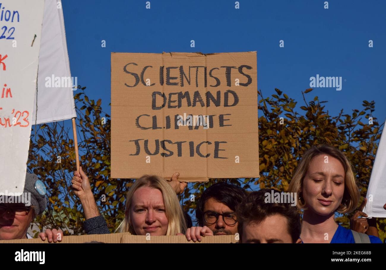 Londres, Royaume-Uni. 12th novembre 2022. Un manifestant tient un écriteau qui indique « les dentistes exigent une justice climatique » pendant la manifestation à l'extérieur du siège social de Shell. Des milliers de personnes se sont rassemblées à l'extérieur du siège social de Shell à Londres et ont défilé jusqu'à Trafalgar Square dans le cadre de la Journée mondiale d'action pour la justice climatique alors que les dirigeants mondiaux se réunissent en Égypte en COP27. Crédit : SOPA Images Limited/Alamy Live News Banque D'Images