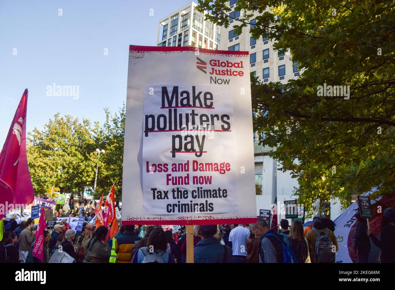 Londres, Royaume-Uni. 12th novembre 2022. Affiche « les pollueurs doivent payer » affichée pendant la démonstration à l'extérieur du siège social de Shell. Des milliers de personnes se sont rassemblées à l'extérieur du siège social de Shell à Londres et ont défilé jusqu'à Trafalgar Square dans le cadre de la Journée mondiale d'action pour la justice climatique alors que les dirigeants mondiaux se réunissent en Égypte en COP27. Crédit : SOPA Images Limited/Alamy Live News Banque D'Images