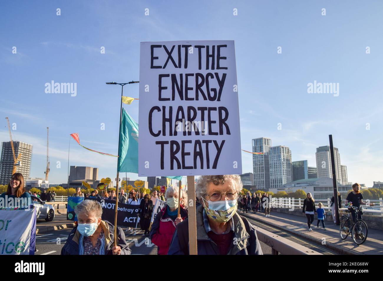 Londres, Royaume-Uni. 12th novembre 2022. Un manifestant détient un écriteau qui indique « sortie du Traité sur la Charte de l'énergie » lors de la manifestation sur le pont Waterloo. Des milliers de personnes se sont rassemblées à l'extérieur du siège social de Shell à Londres et ont défilé jusqu'à Trafalgar Square dans le cadre de la Journée mondiale d'action pour la justice climatique alors que les dirigeants mondiaux se réunissent en Égypte en COP27. Crédit : SOPA Images Limited/Alamy Live News Banque D'Images