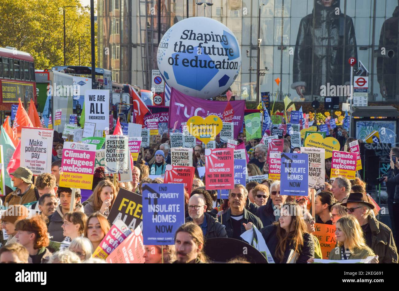Londres, Royaume-Uni. 12th novembre 2022. Les manifestants marchaient avec des pancartes de crise climatique lors de la manifestation sur le pont Waterloo. Des milliers de personnes se sont rassemblées à l'extérieur du siège social de Shell à Londres et ont défilé jusqu'à Trafalgar Square dans le cadre de la Journée mondiale d'action pour la justice climatique alors que les dirigeants mondiaux se réunissent en Égypte en COP27. Crédit : SOPA Images Limited/Alamy Live News Banque D'Images