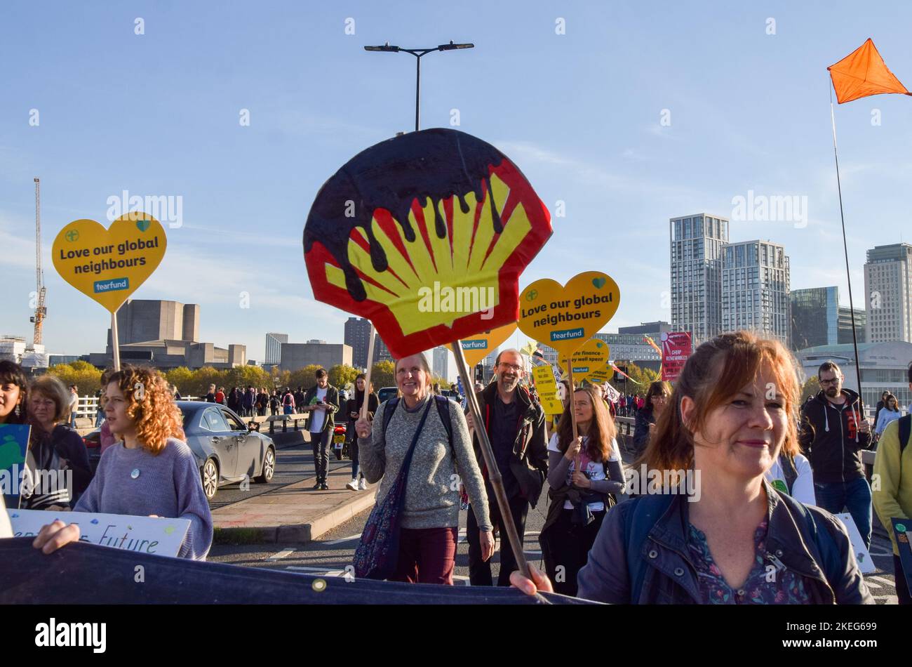 Londres, Royaume-Uni. 12th novembre 2022. Un manifestant tient un écriteau en forme de logo Shell recouvert d'huile pendant la démonstration sur le pont Waterloo. Des milliers de personnes se sont rassemblées à l'extérieur du siège social de Shell à Londres et ont défilé jusqu'à Trafalgar Square dans le cadre de la Journée mondiale d'action pour la justice climatique alors que les dirigeants mondiaux se réunissent en Égypte en COP27. Crédit : SOPA Images Limited/Alamy Live News Banque D'Images