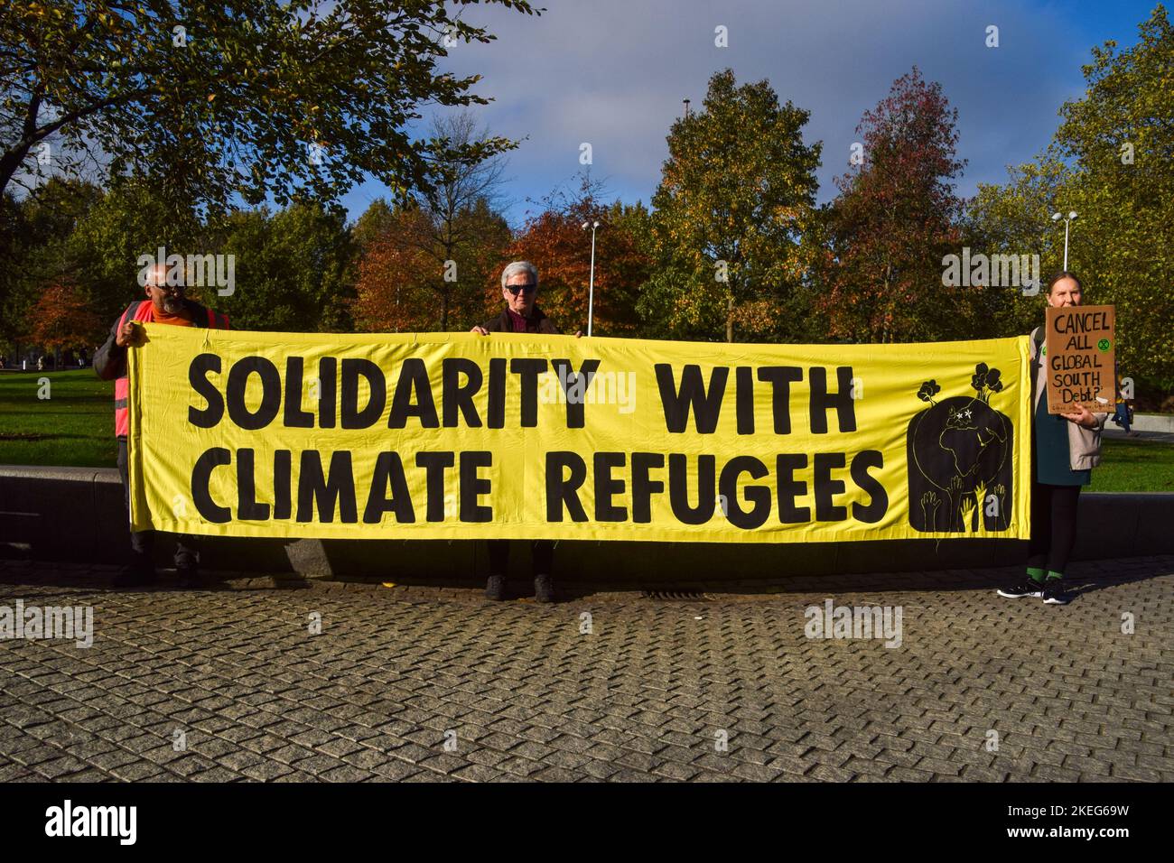 Londres, Royaume-Uni. 12th novembre 2022. Les manifestants tiennent une bannière en solidarité avec les réfugiés climatiques pendant la manifestation devant le siège social de Shell. Des milliers de personnes se sont rassemblées à l'extérieur du siège social de Shell à Londres et ont défilé jusqu'à Trafalgar Square dans le cadre de la Journée mondiale d'action pour la justice climatique alors que les dirigeants mondiaux se réunissent en Égypte en COP27. Crédit : SOPA Images Limited/Alamy Live News Banque D'Images