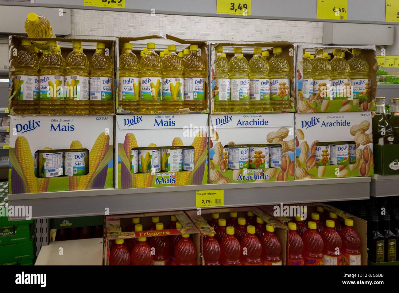 Turin, Italie - 11 novembre 2022: Bouteilles d'huile d'arachide et de maïs sur le plateau de magasin à prix réduit italien. Tex: olio per friggere (huile pour friture) mais (maïs) Banque D'Images
