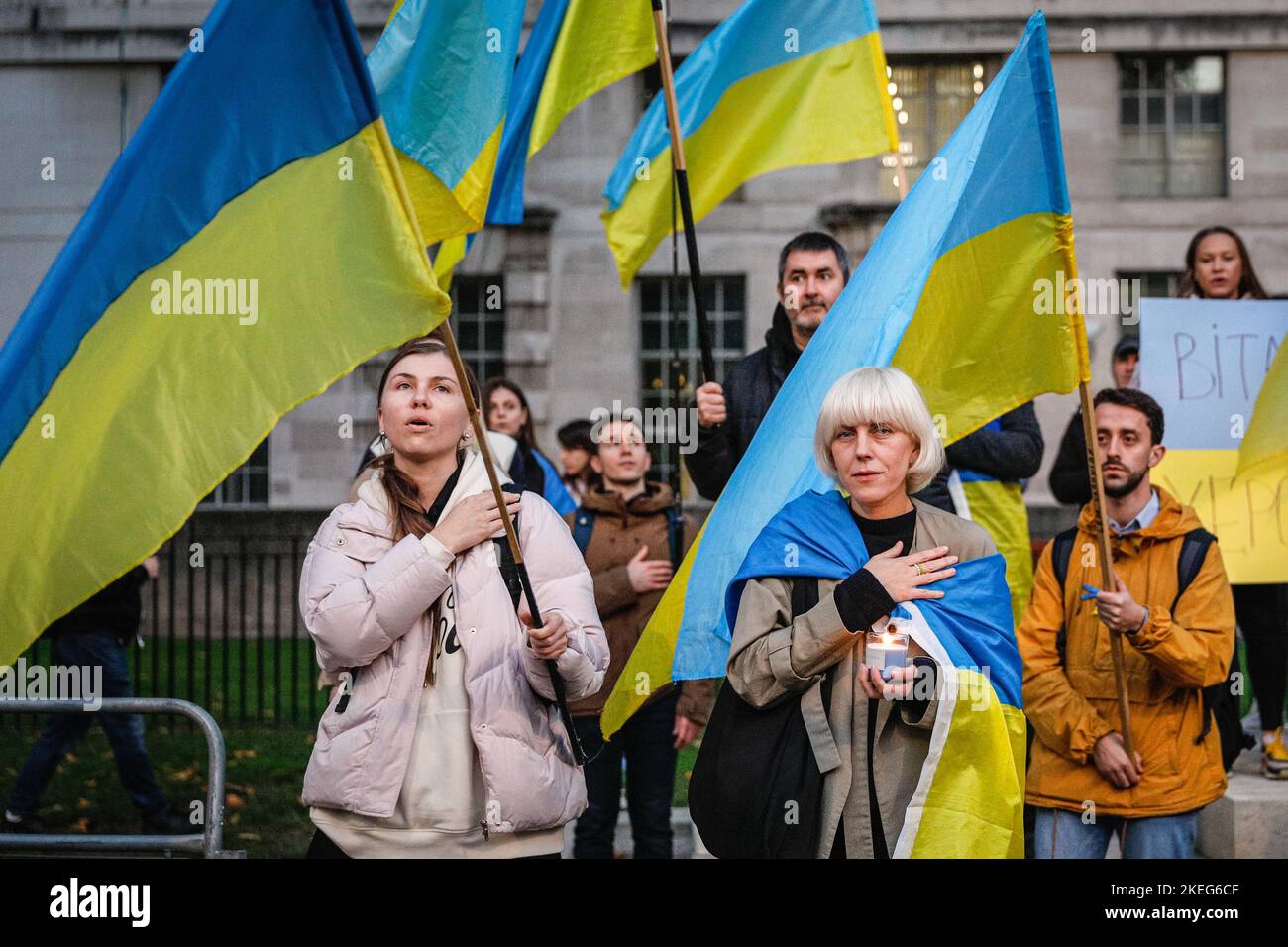 Londres, Royaume-Uni. 12th novembre 2022. Les Ukrainiens et d'autres partisans de l'Ukraine protestent contre la guerre en Ukraine et l'invasion russe du pays. Aujourd'hui, ils célèbrent également la retraite russe de la ville de Kherson, qui est considérée comme un changement dans la dynamique de la guerre. Credit: Imagetraceur/Alamy Live News Banque D'Images