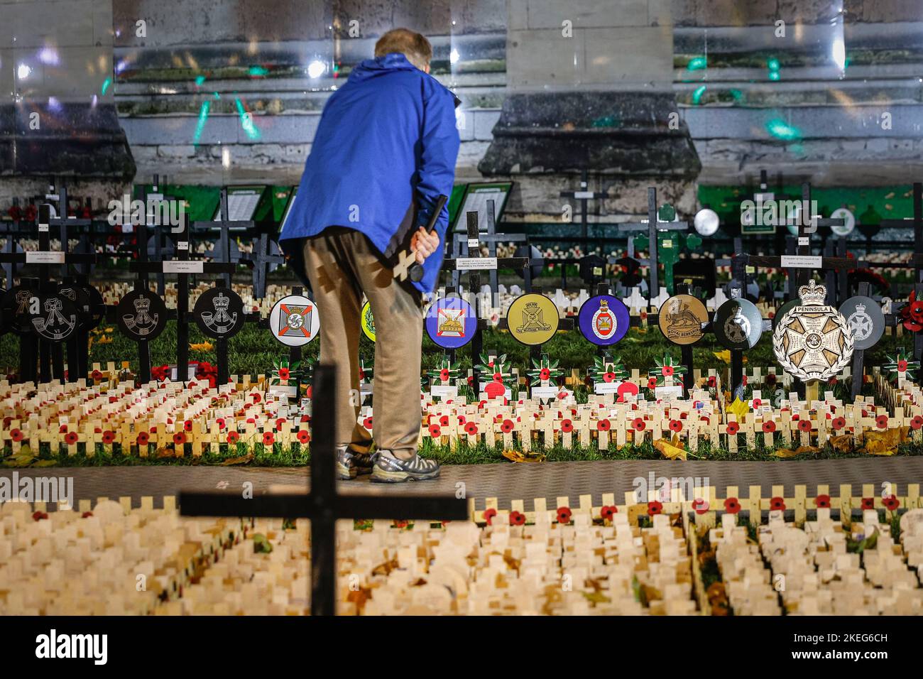 Londres, Royaume-Uni. 12th novembre 2022. De petites croix en bois marquent ceux qui ont perdu la vie, alors que les gens marchent au-delà de payer leurs respects. Le champ du souvenir à l'abbaye de Westminster est organisé par la Poppy Factory depuis 1928 pour honorer et rappeler ceux qui ont perdu la vie en servant dans les forces armées. Le champ du souvenir sera ouvert au public jusqu'en novembre 20th. Credit: Imagetraceur/Alamy Live News Banque D'Images