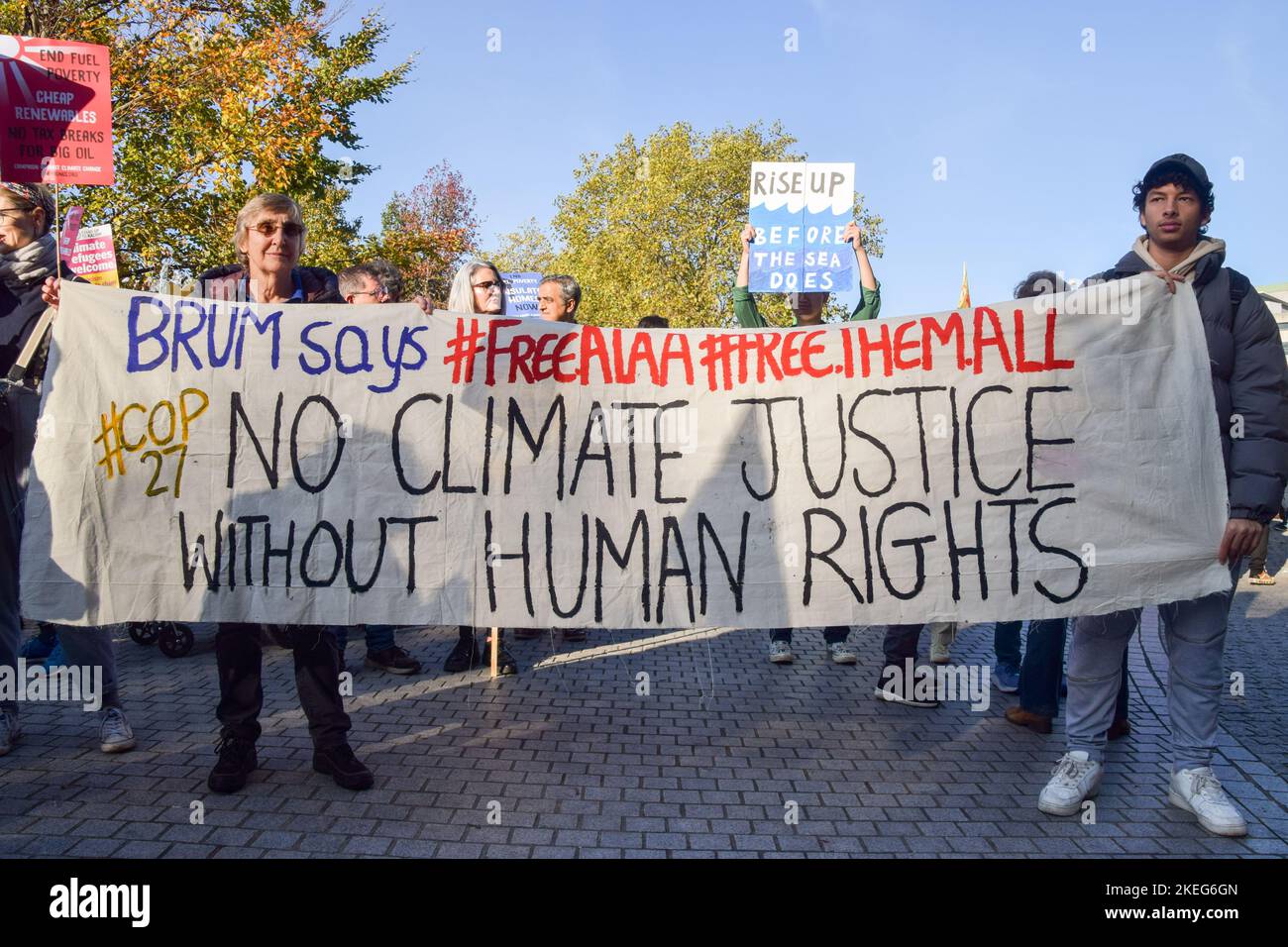 Londres, Royaume-Uni. 12th novembre 2022. Les manifestants tiennent une bannière de COP27, de justice climatique et de droits de l'homme pendant la manifestation à l'extérieur du siège social de Shell. Des milliers de personnes se sont rassemblées à l'extérieur du siège social de Shell à Londres et ont défilé jusqu'à Trafalgar Square dans le cadre de la Journée mondiale d'action pour la justice climatique alors que les dirigeants mondiaux se réunissent en Égypte en COP27. (Photo de Vuk Valcic/SOPA Images/Sipa USA) crédit: SIPA USA/Alay Live News Banque D'Images