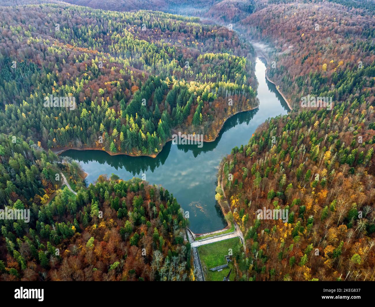 Photographie aérienne d'un drone survolant le lac Buhui en automne. Photo prise le 29th octobre 2022, près de la ville d'Anina, comté de Caras-Severin, RO Banque D'Images