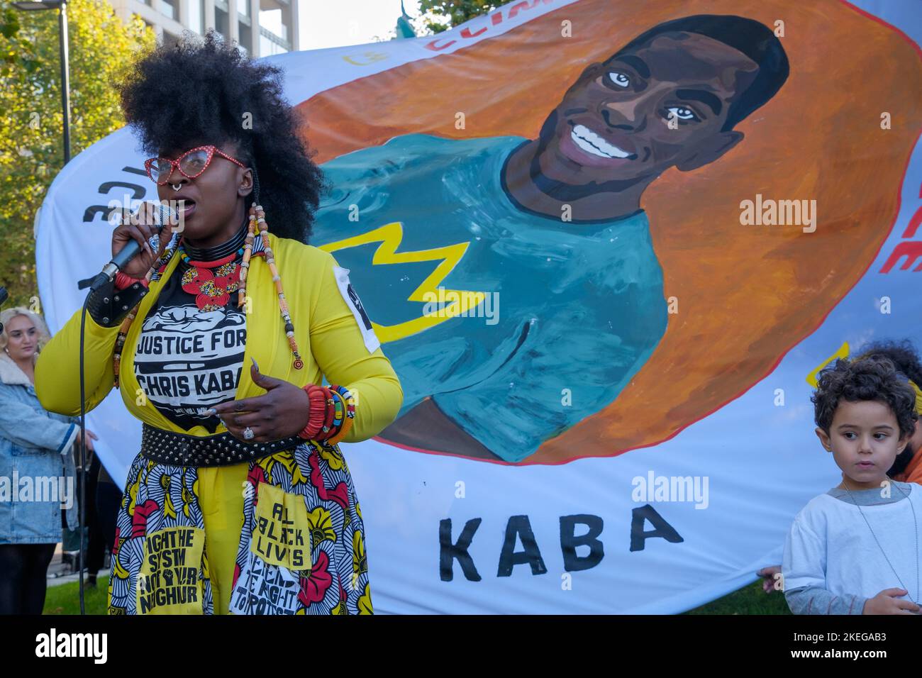 Londres, Royaume-Uni. 12 novembre 2022. Marvina Newton, BLM, parlant. Mille personnes sont venues pour la marche de la Coalition contre le climat à Trafalgar Square à l'occasion d'une Journée mondiale d'action pour la justice climatique, organisée par les mouvements africains en COP27 en Égypte. Ils exigent que le gouvernement britannique arrête ses plans de destruction du climat et prenne des mesures pour résoudre le coût de la vie et les crises climatiques, y compris des financements urgents et des réparations pour la destruction massive de vies et de moyens de subsistance dans le sud du monde. Peter Marshall/Alay Live News Banque D'Images