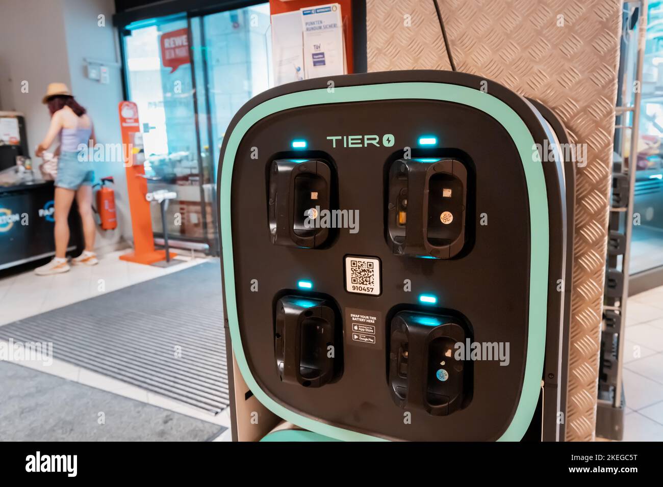 25 juillet 2022, Munster, Allemagne: Station de charge et de remplacement de batterie de niveau dans un supermarché Banque D'Images