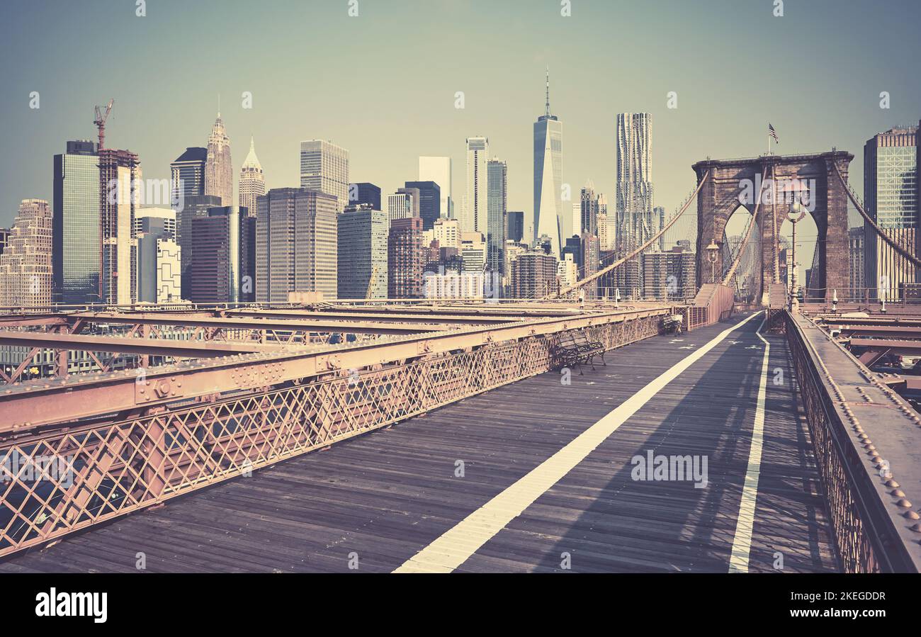 Image rétro du paysage urbain de New York vue depuis le pont de Brooklyn, États-Unis. Banque D'Images