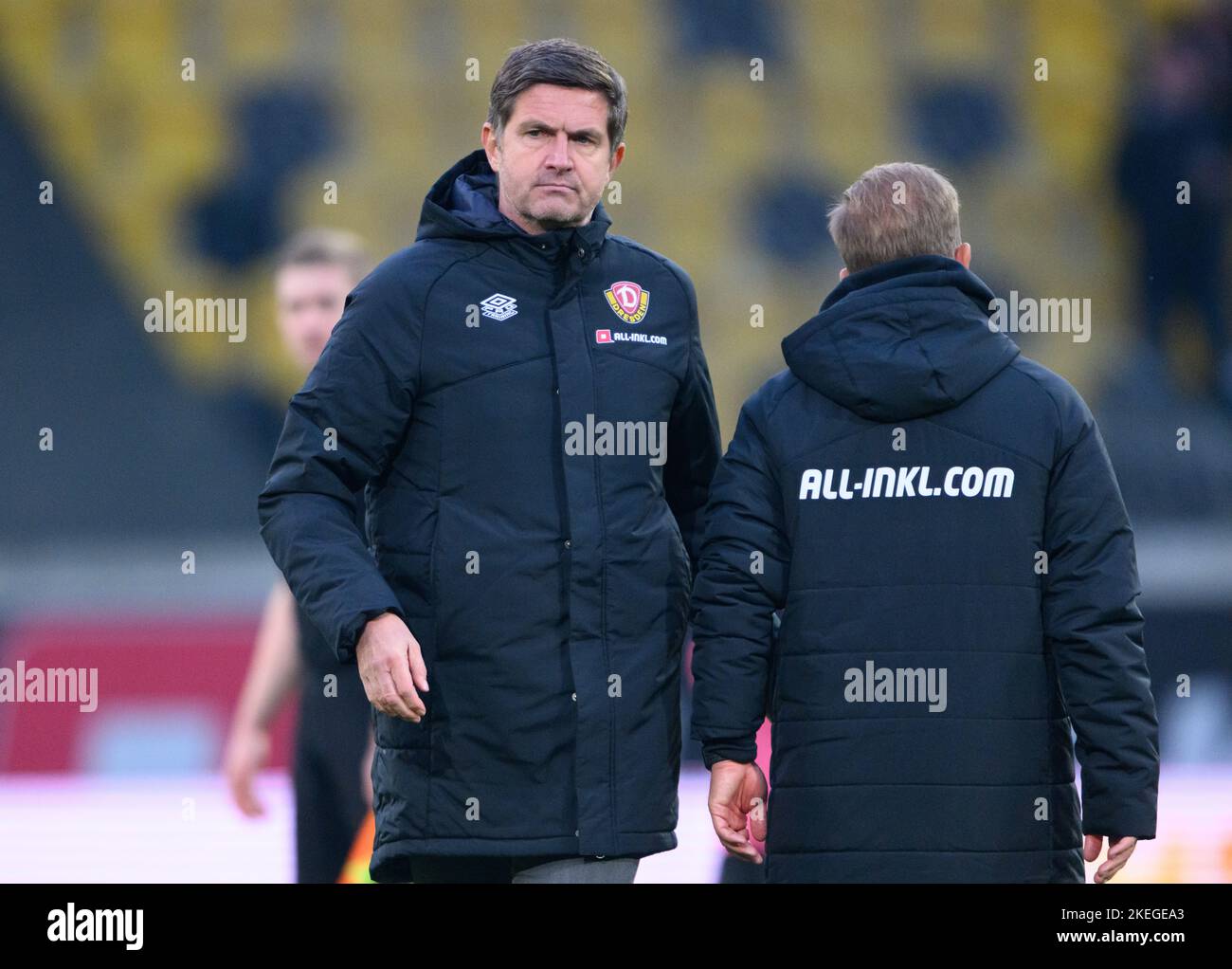 Dresde, Allemagne. 12th novembre 2022. Football : ligue 3rd, SG Dynamo Dresden - FSV Zwickau, Matchday 17, Stade Rudolf Harbig. Ralf Becker, directeur sportif de Dynamo (l), passe devant l'entraîneur de Dynamo Markus Anfang après le match. Crédit : Robert Michael/dpa/Alay Live News Banque D'Images