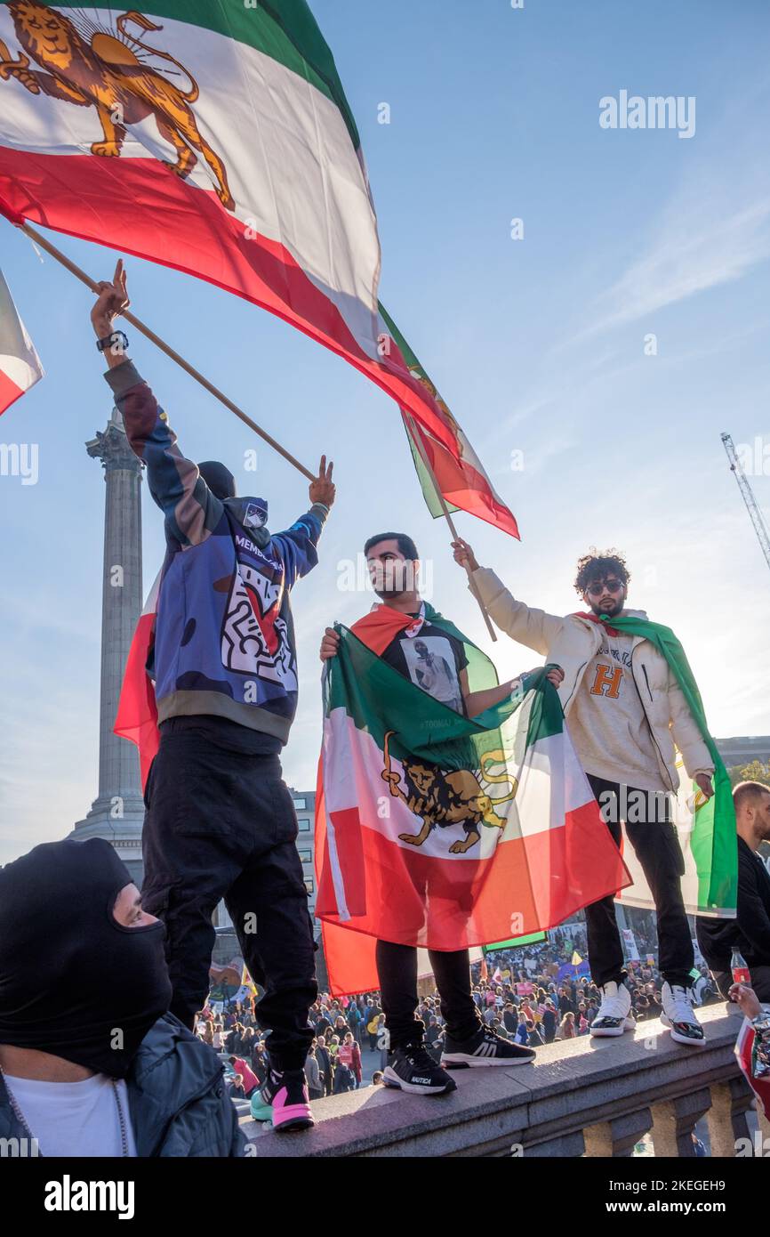 Londres, Royaume-Uni. 12 novembre 2022. Les Iraniens protestent à Trafalgar Square en appelant à la liberté pour l'Iran. Ils disent que la République islamique est un gouvernement professionnel en Iran et ont protesté avec le drapeau iranien d'avant la Révolution islamique et de grandes photos de la monarchie pahlavi. Ils appellent à un changement de régime. Peter Marshall/Alay Live News. Banque D'Images