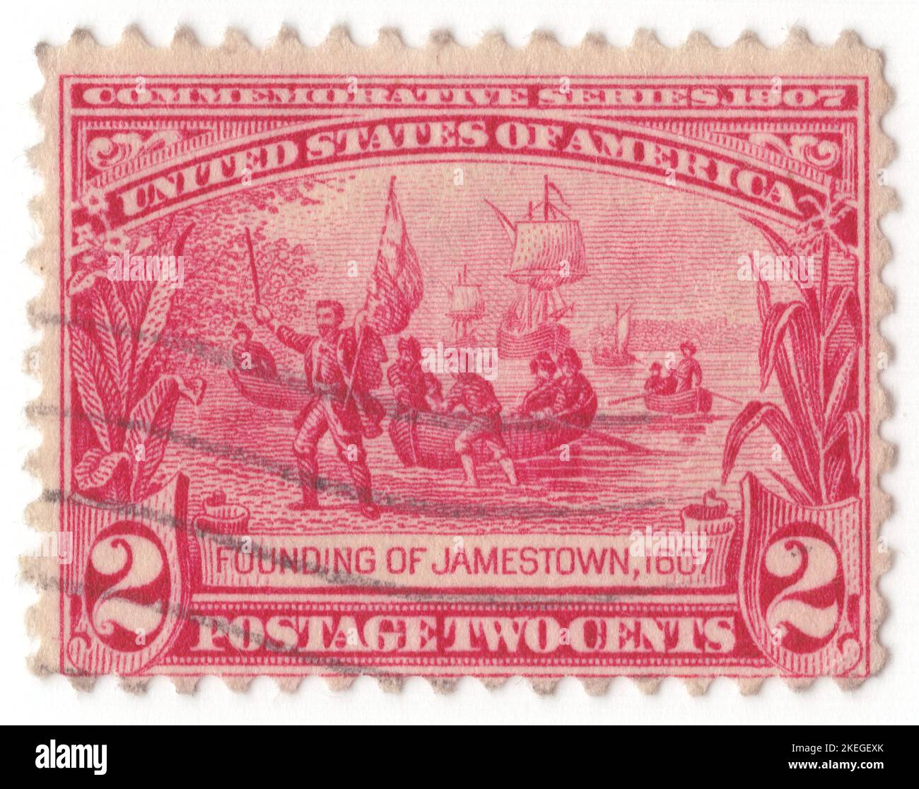États-Unis - 1907 26 avril : timbre-poste de 2 cents de la carmin représentant l'atterrissage du capitaine Smith et des colons à Chesapeake Bay, question de l'exposition de Jamestown. Premier établissement permanent en anglais dans les Amériques. Capitaine Smith, soldat anglais, explorateur, gouverneur colonial, amiral de la Nouvelle-Angleterre, et auteur. Il a joué un rôle important dans l'établissement de la colonie à Jamestown, en Virginie, la première colonie anglaise permanente en Amérique, au début du 17th siècle. Il a été un chef de la colonie de Virginie entre septembre 1608 et août 1609, et il a dirigé une exploration le long des rivières de la Virginie Banque D'Images