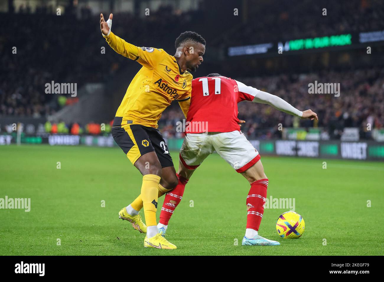 Wolverhampton, Royaume-Uni. 12th novembre 2022. Nélson Semedo #22 de Wolverhampton Wanderers et Gabriel Martinelli #11 de la bataille d'Arsenal pour le ballon pendant le match de première ligue Wolverhampton Wanderers vs Arsenal à Molineux, Wolverhampton, Royaume-Uni, 12th novembre 2022 (photo de Gareth Evans/News Images) Credit: News Images LTD/Alay Live News Banque D'Images