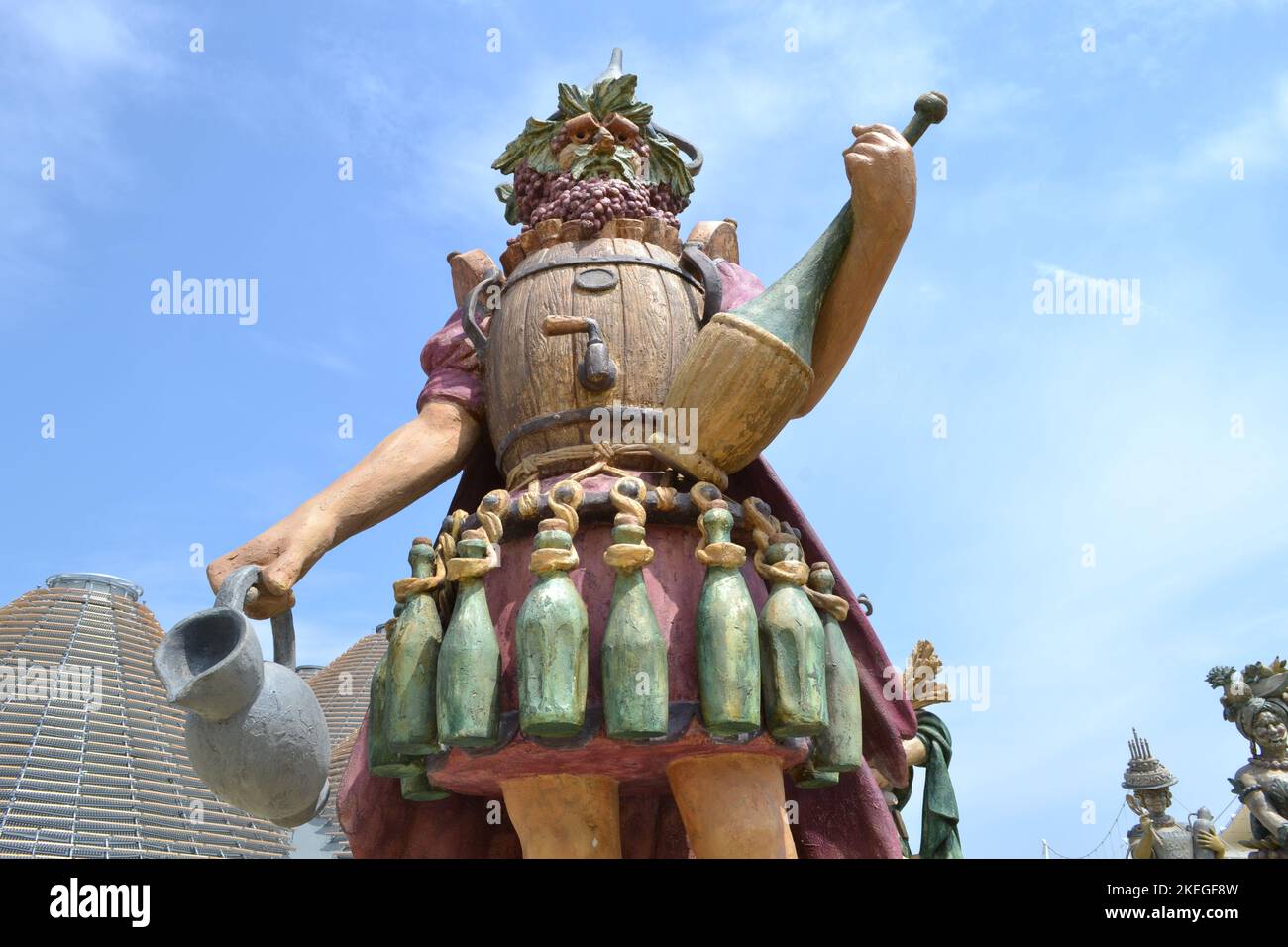 Milan, Italie - 29 juin 2015: Statue du vigneron d'Enolo debout dans un groupe de statues des gens de l'alimentation par Dante Ferretti à l'Expo 2015 de Milan. Banque D'Images