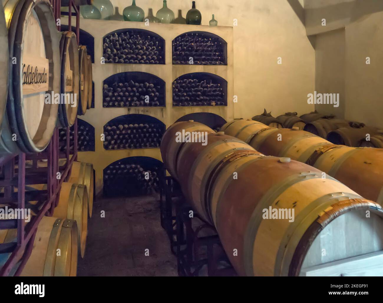 Fûts et bouteilles de vin dans une cave à vin en Espagne Banque D'Images