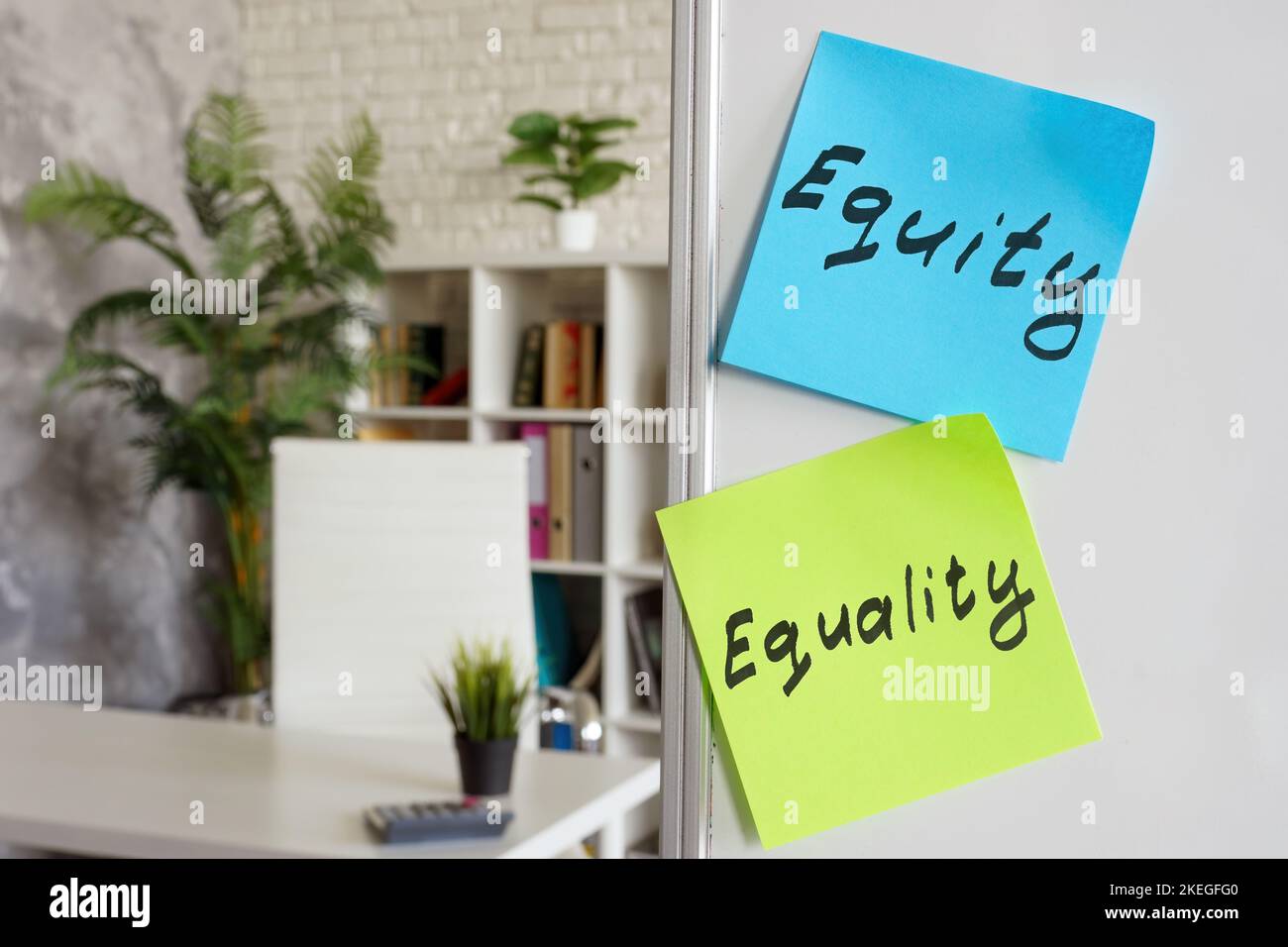 Autocollants avec les mots équité et égalité en milieu de travail. Banque D'Images