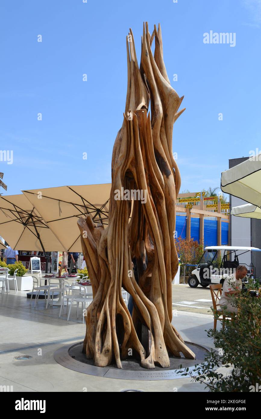 Milan, Italie - 29 juin 2015 : la sculpture en bois du sculpteur uruguayen Pablo Atchugarry résidant en Italie. La statue est appelée « vie après vie ». Banque D'Images