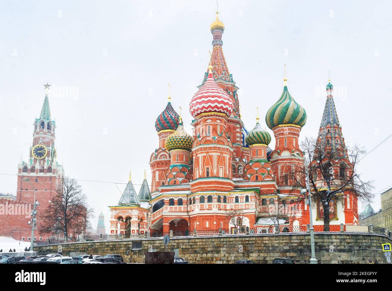 Cathédrale Saint-Basile sur la place Rouge en hiver, Moscou, Russie. Paysages de célèbres bâtiments historiques, monuments de Moscou pendant la chute de neige. Les sites anciens Banque D'Images