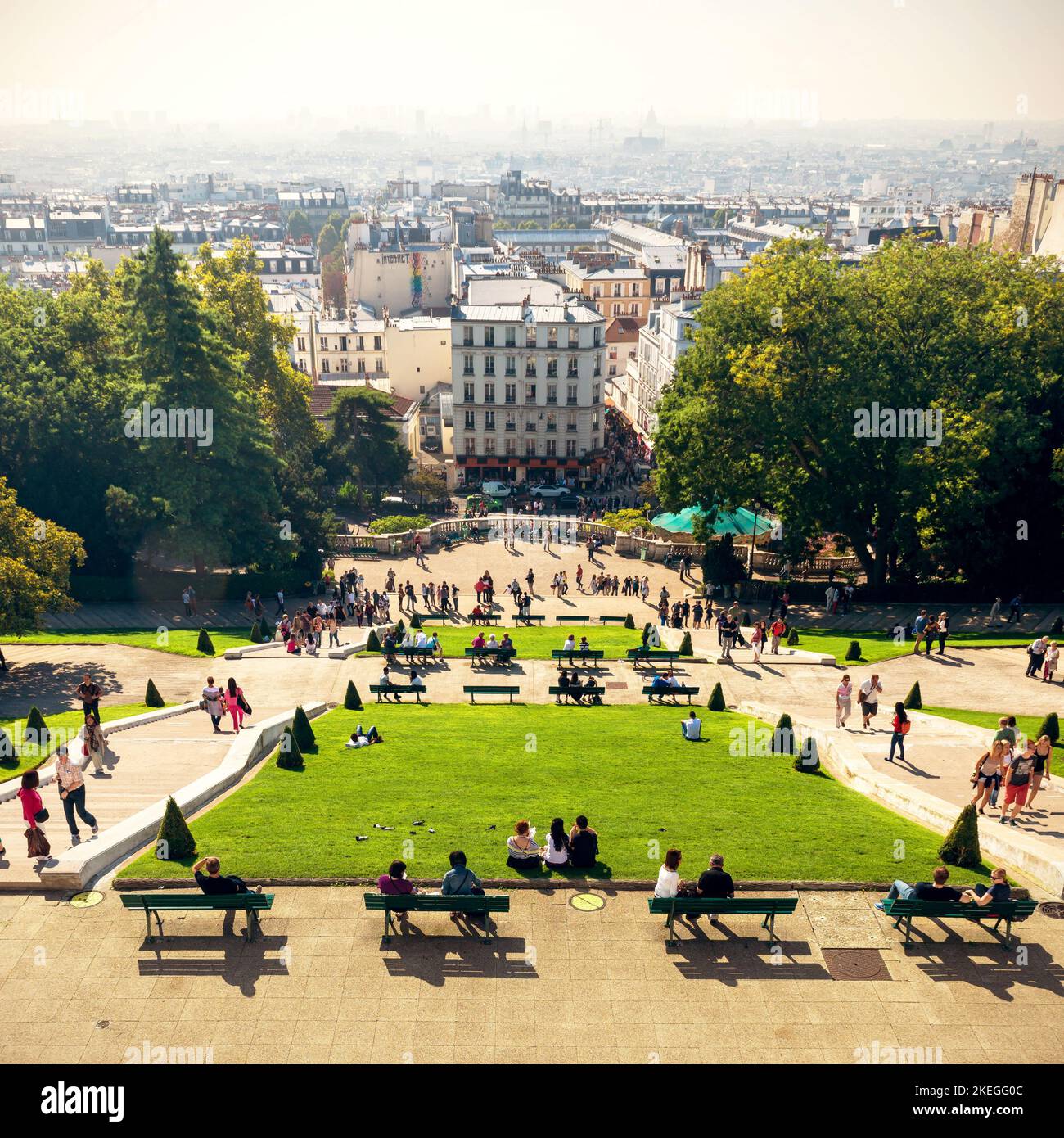 Paris - 24 septembre 2013 : vue sur Paris depuis la colline de Montmartre, France. Montmartre est un quartier historique, un monument de la ville. Les gens marchent et se reposent sur Montmartre i Banque D'Images