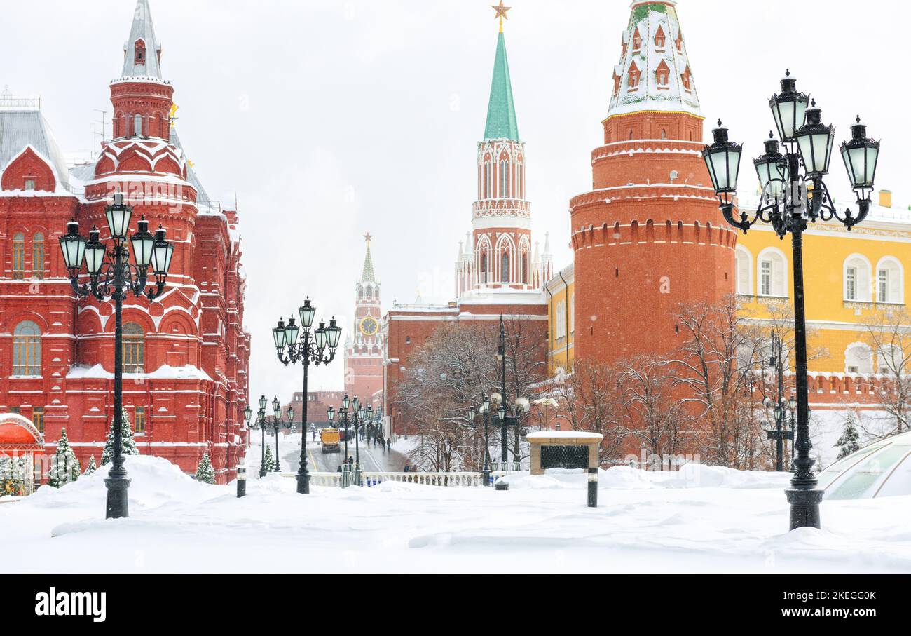 Moscou en hiver, Russie. Paysage de la place Manezhnaya sous la neige, vue sur les vieilles tours du Kremlin pendant la neige. Froid et gel dans la capitale russe. Elles Banque D'Images