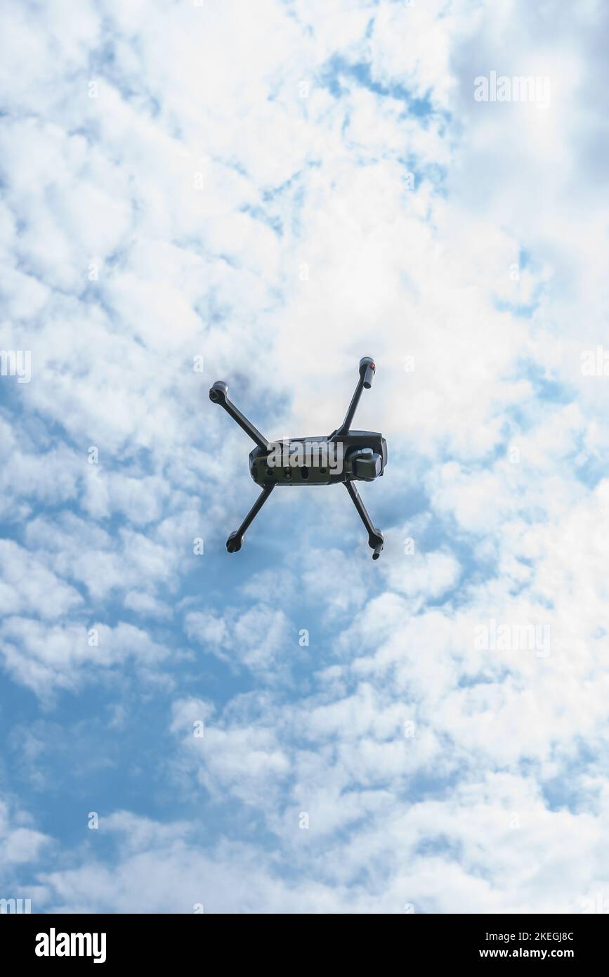 Un cliché vertical à faible angle à partir d'un drone volant sans pilote sous un ciel bleu et un espace de copie Banque D'Images