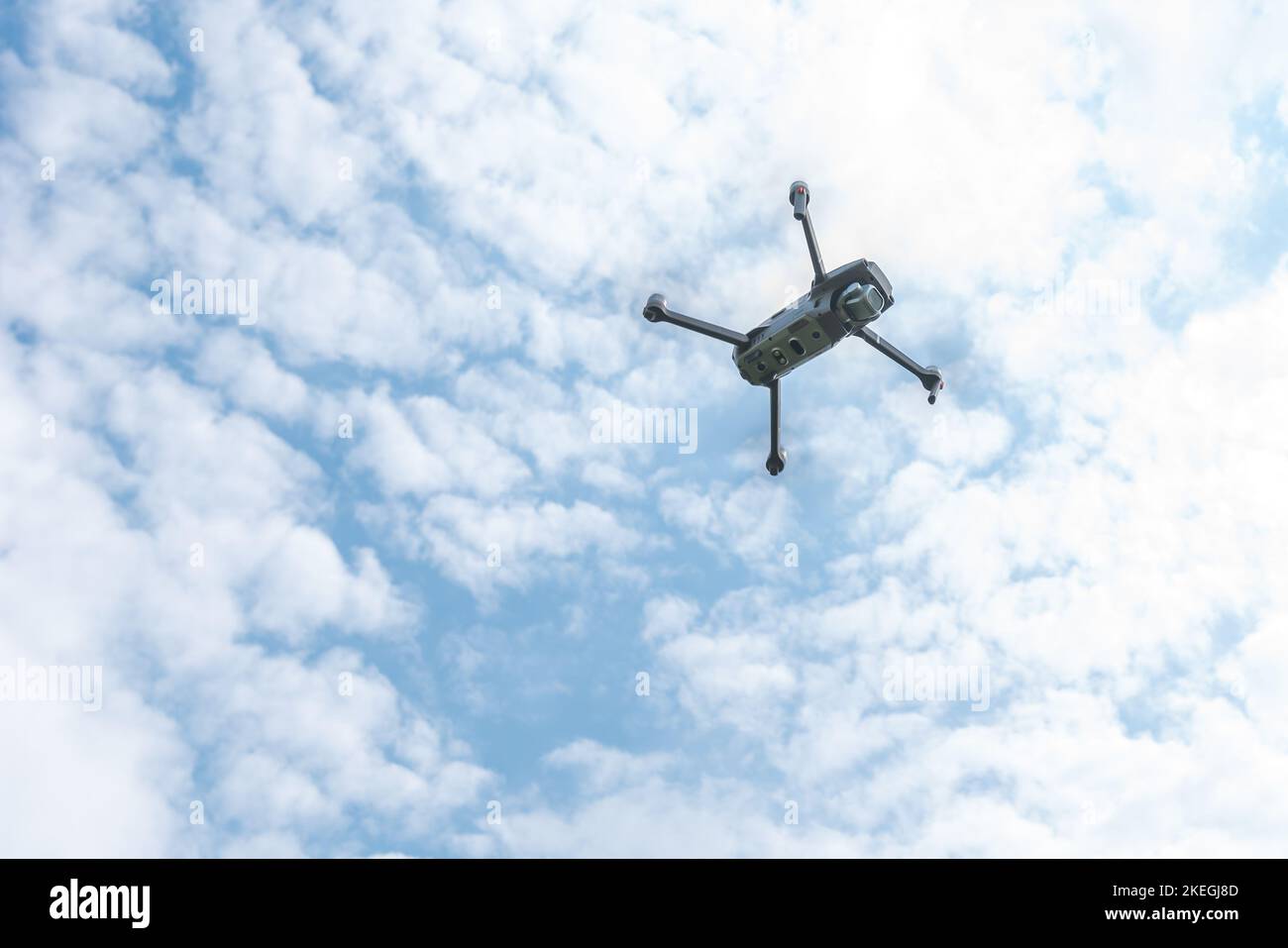 Un tir à faible angle à partir d'un drone volant sans pilote sous un ciel bleu et un espace de copie Banque D'Images