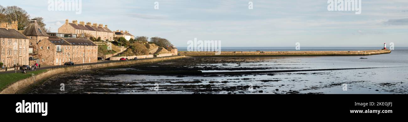 Vue panoramique sur la jetée et le phare de Berwick upon Tweed, dans le Northumberland, Angleterre, Royaume-Uni Banque D'Images