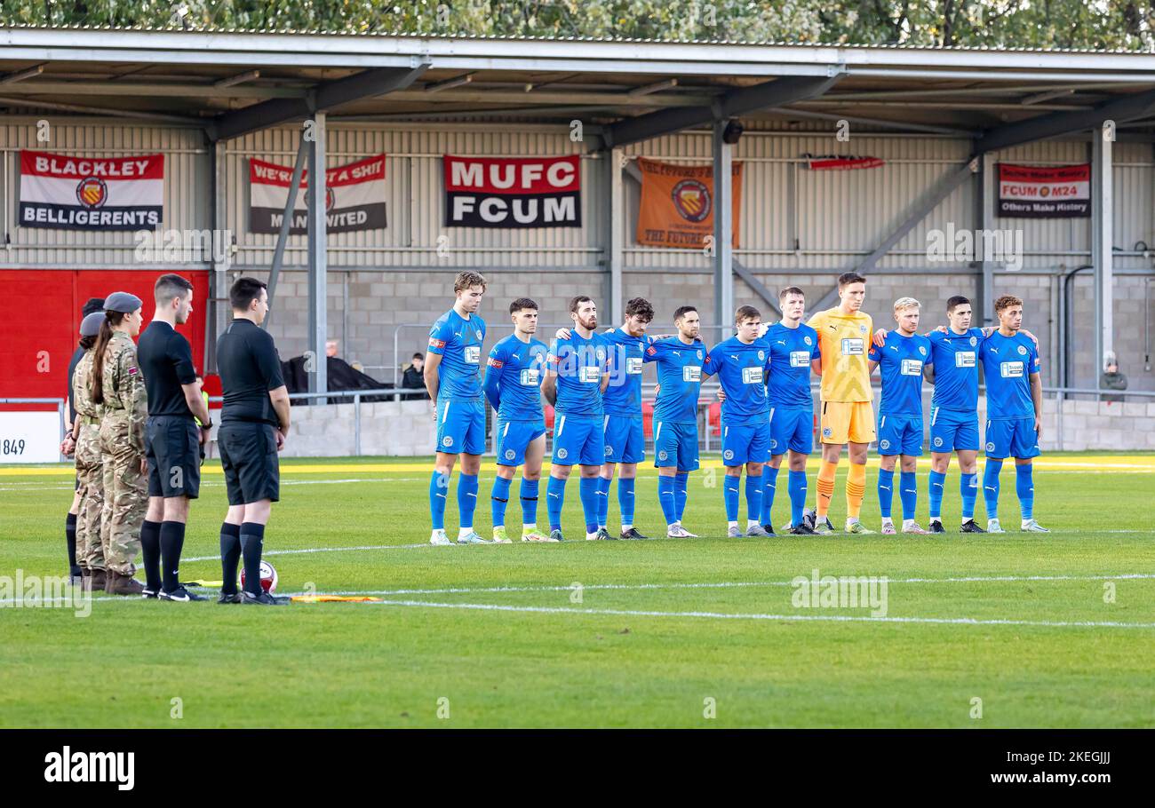 Broadhurst Park, Manchester, Lancashire, Royaume-Uni. 12th novembre 2022. Royaume-Uni, Warrington - l'équipe de football de Rylands se trouve autour du cercle central du terrain au FC United de Manchester en tant que jeune femme cadet de l'Armée et les officiels se joignent à l'équipe pour le dernier post et une minute de silence en mémoire des morts dans les guerres. Crédit : John Hopkins/Alay Live News Banque D'Images