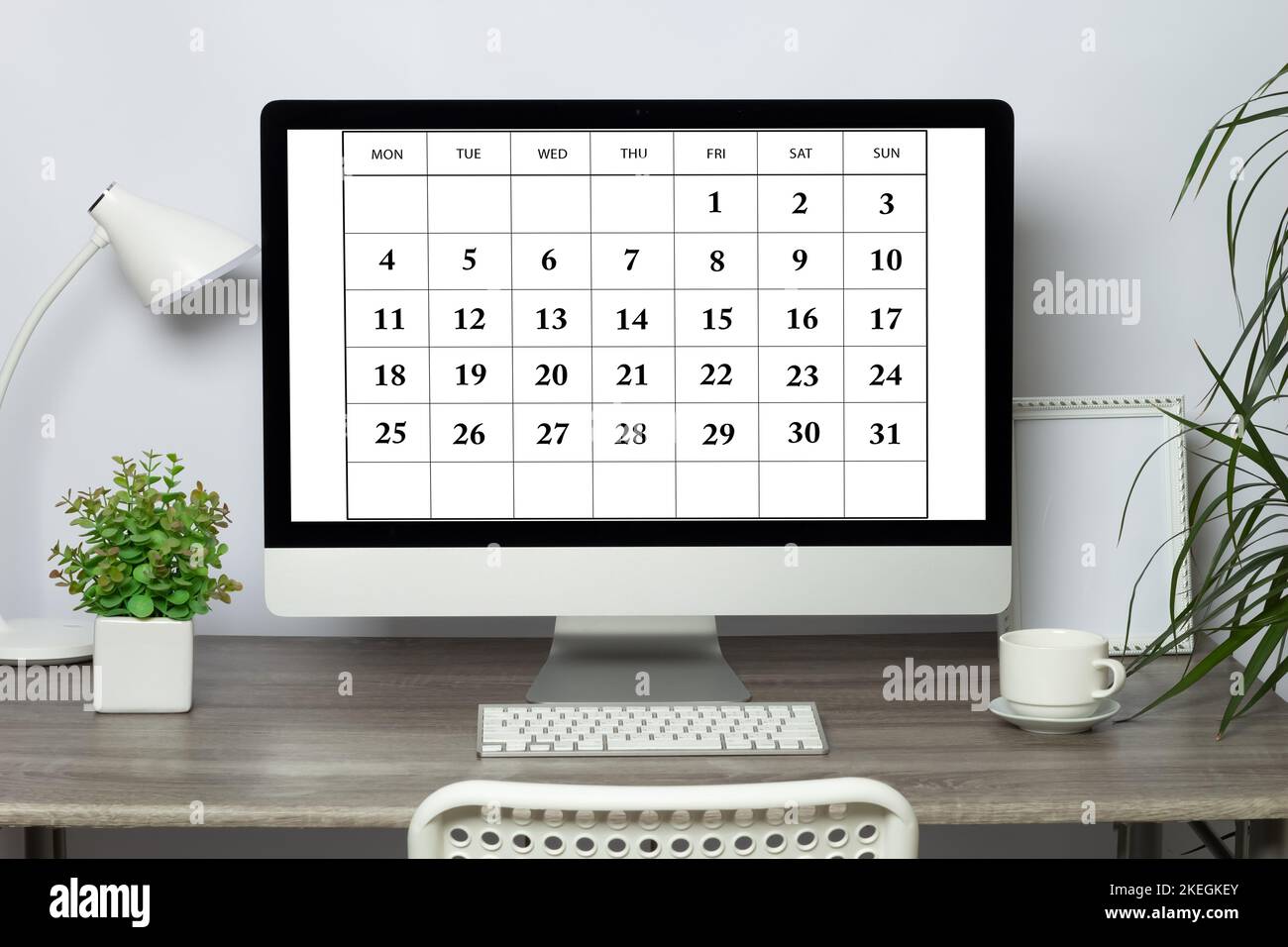 Calendrier pour la planification sur l'écran de l'ordinateur sur le bureau  Photo Stock - Alamy