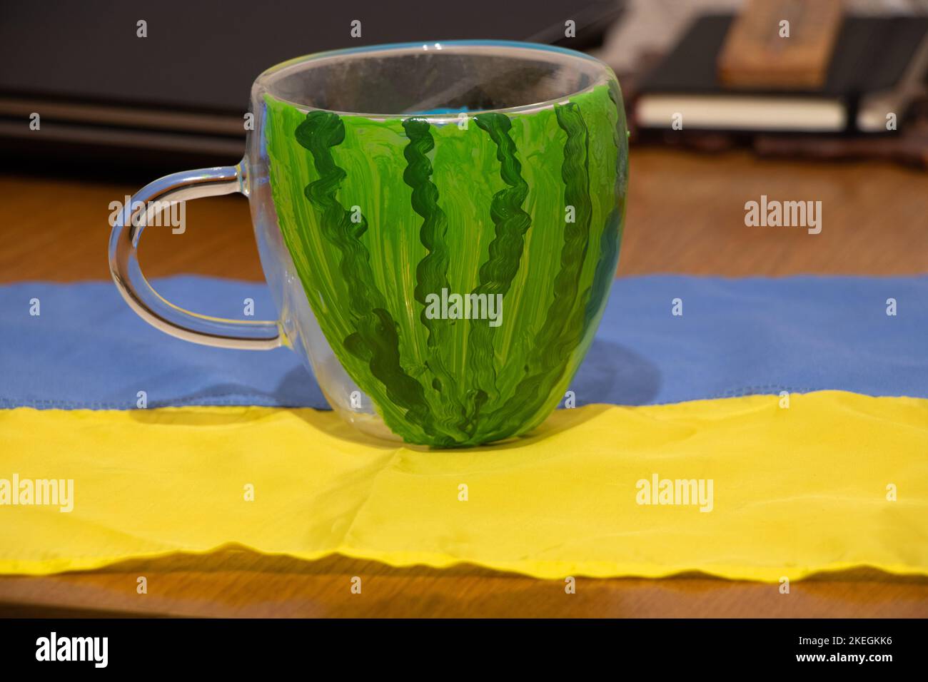 Une coupe avec l'image d'une pastèque se tient sur la table sur le drapeau de l'Ukraine dans l'appartement, la libération de Kherson, la guerre en Ukraine Banque D'Images
