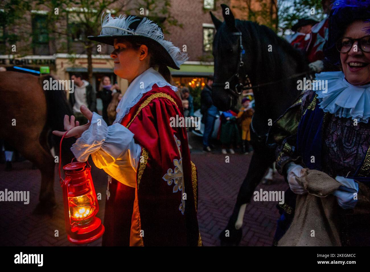 On voit un assistant de Saint-Nicolas tenir une vieille lampe. Le premier samedi après 11 novembre, les Sinterklaas vêtus de rouge et de blanc (St. Nicholas) arrive avec grand fanfare dans plusieurs villes néerlandaises. À Arnhem, la légende à barbe blanche fait son entrée dans la ville en descendant la rivière et en suivant un itinéraire à travers la ville. Après des années de protestation contre la forme traditionnelle de Zwarte Piet ou Black Pete, un assistant de St Nicholas qui apparaît habituellement comme un personnage de blackface avec de grandes boucles d'oreilles d'or et des lèvres exagérées, l'année dernière l'organisation a décidé de changer ce look, et a introduit de nouvelles aides Banque D'Images