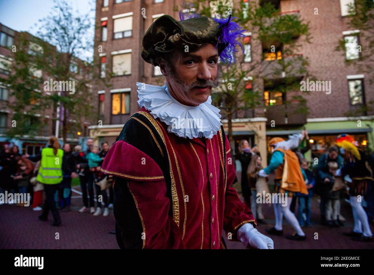 Un assistant de Saint-Nicolas sans visage de couleur noire. Le premier samedi après 11 novembre, les Sinterklaas vêtus de rouge et de blanc (St. Nicholas) arrive avec grand fanfare dans plusieurs villes néerlandaises. À Arnhem, la légende à barbe blanche fait son entrée dans la ville en descendant la rivière et en suivant un itinéraire à travers la ville. Après des années de protestation contre la forme traditionnelle de Zwarte Piet ou Black Pete, un assistant de St Nicholas qui apparaît habituellement comme un personnage de blackface avec de grandes boucles d'oreilles d'or et des lèvres exagérées, l'année dernière l'organisation a décidé de changer ce look, et a présenté nouveau il Banque D'Images