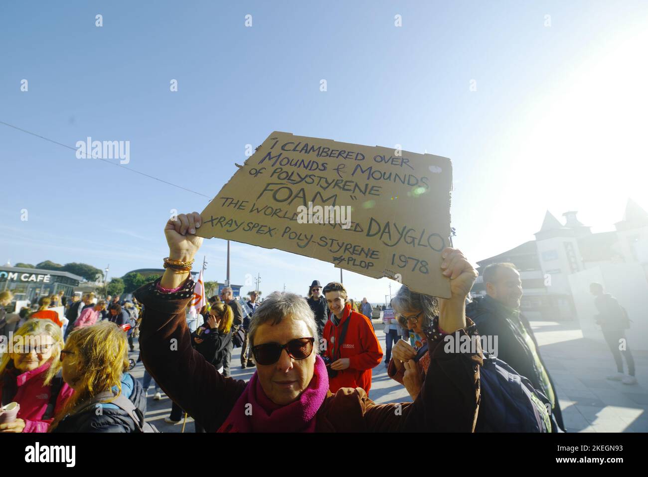 12 novembre a assisté à des rassemblements de masse à travers le monde et à des milliers de personnes dans les rues britanniques pour exiger la justice climatique en solidarité avec la Journée mondiale d'action appelée par les groupes égyptiens à COP27. À Bournemouth, plus de 200 manifestants se sont rassemblés pour exiger le changement. La Journée nationale d'action intervient pendant l'avant-dernier week-end des négociations de COP27. À Bournemouth, une coalition d'ONGE et de groupes communautaires locaux s'est rassemblé pour manifester le 12th novembre contre l'inaction gouvernementale.la démo de Bournemouth a été orgnée par Ruby Free, un restaurationniste de la conservation de la faune. Banque D'Images