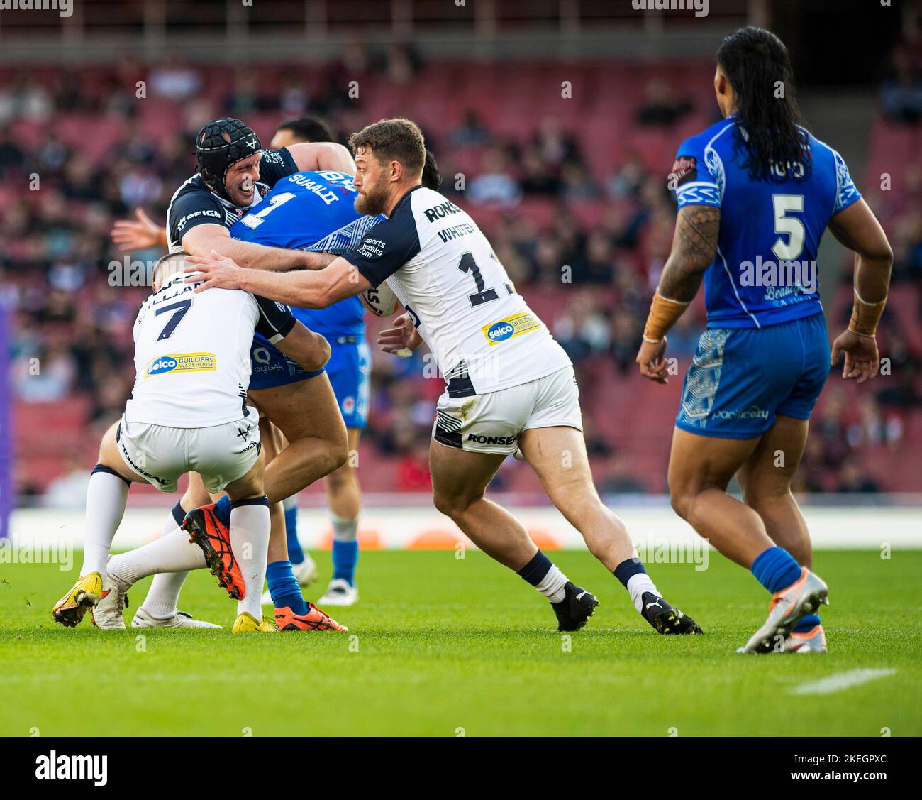 Londres ANGLETERRE - NOVEMBRE 12. George Williams d'Angleterre et Elliott Whitehead d'Angleterre fait tomber Joseph Suaali'i des Samoa lors de la demi-finale entre l'Angleterre et les Samoa au stade Emirates sur 12 novembre - 2022 à Londres, Angleterre. Credit: PATRICK ANTHONISZ/Alamy Live News Banque D'Images