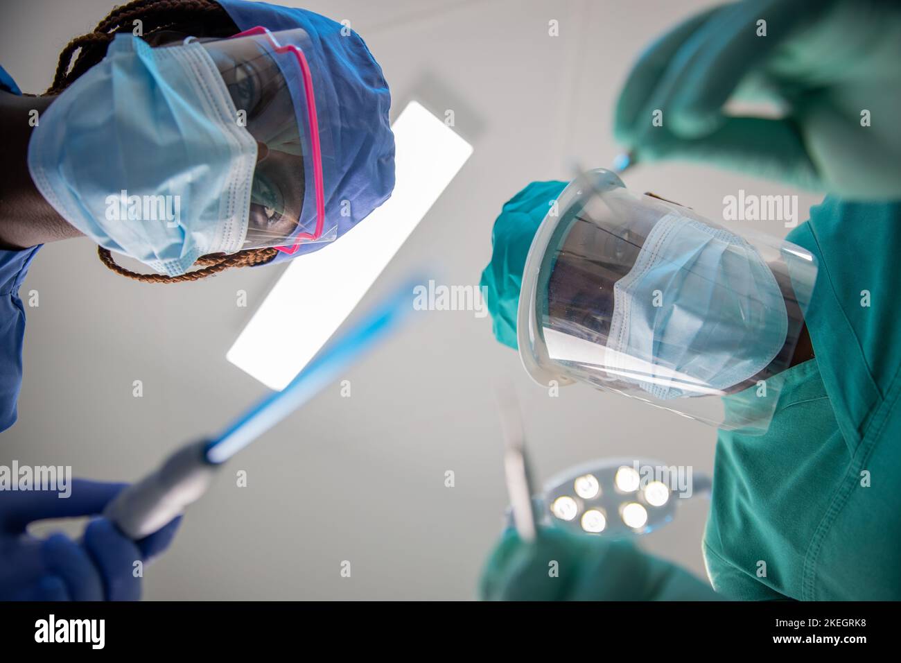 Deux dentistes africains avec des outils dentaires à portée de main lors d'une visite dentaire, point de vue du patient. Banque D'Images