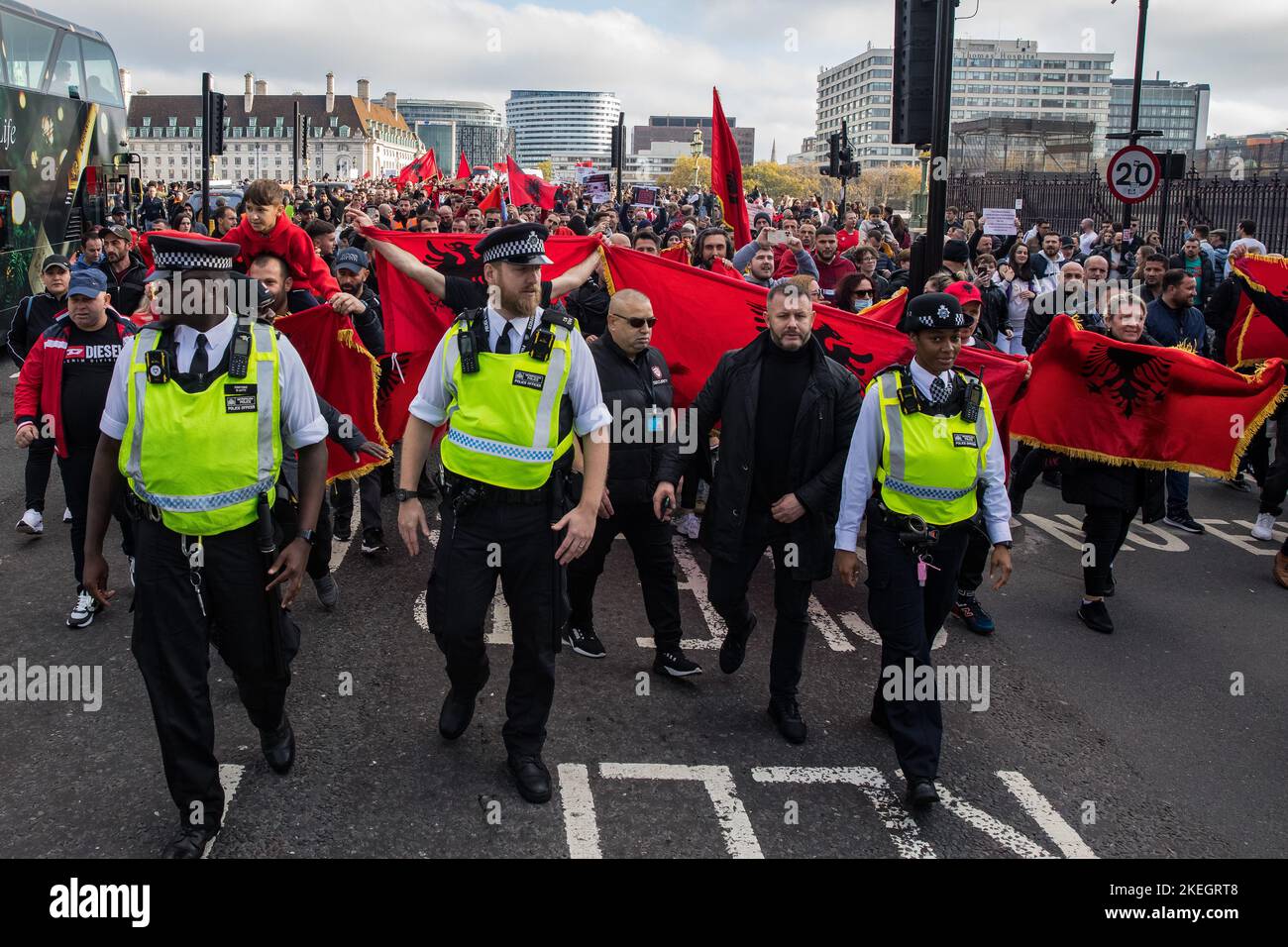 Londres, Royaume-Uni. 12th novembre 2022. Des milliers d'Albanais marchent du pont de Westminster jusqu'à la place du Parlement pour protester contre les commentaires de Suella Braverman, secrétaire à l'intérieur, qui a fait la distinction entre les demandeurs d'asile albanais. Le Premier ministre albanais, EDI Rama, a répondu à ses commentaires en accusant le ministre de l'intérieur de faire preuve de discrimination à l'égard des Albanais et de traiter ses citoyens comme des boucs émissaires pour « excuser les échecs politiques ». Crédit : Mark Kerrison/Alamy Live News Banque D'Images