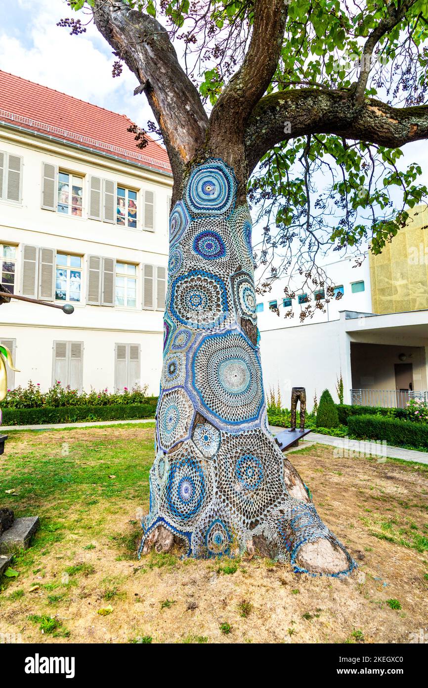 Tronc d'arbre recouvert de crochet à l'extérieur du Musée des Beaux-Arts, Mulhouse, France Banque D'Images