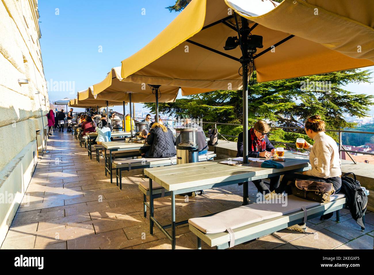 Terrasse avec vue sur la ville au restaurant Kuchyň, Prague, République tchèque Banque D'Images