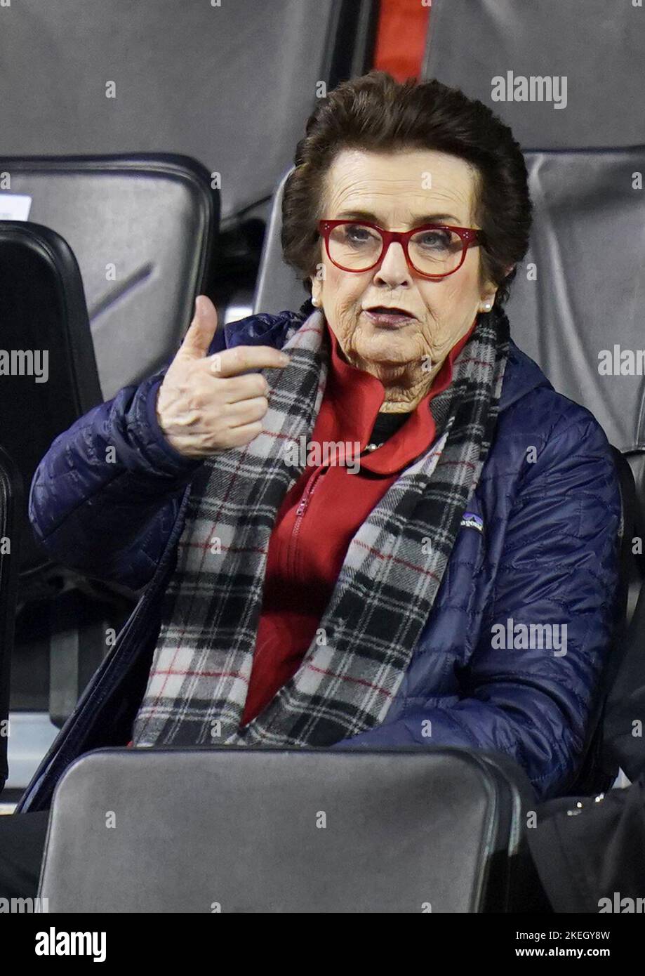 Billie Jean King regarde Belinda Bencic en Suisse prendre sur Karolina Pliskova en République tchèque dans la demi-finale de la Billie Jean King Cup entre la Suisse et la République tchèque à l'Emirates Arena, Glasgow. Date de publication : samedi 12 novembre 2022. Banque D'Images