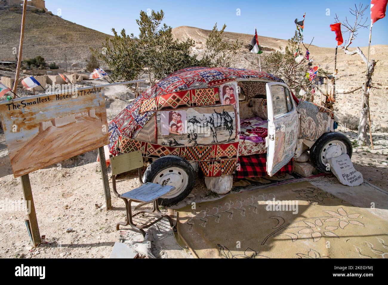 La voiture VW a été transformée en une chambre le plus petit hôtel du monde, Shobak Village, dans le sud de la Jordanie Banque D'Images
